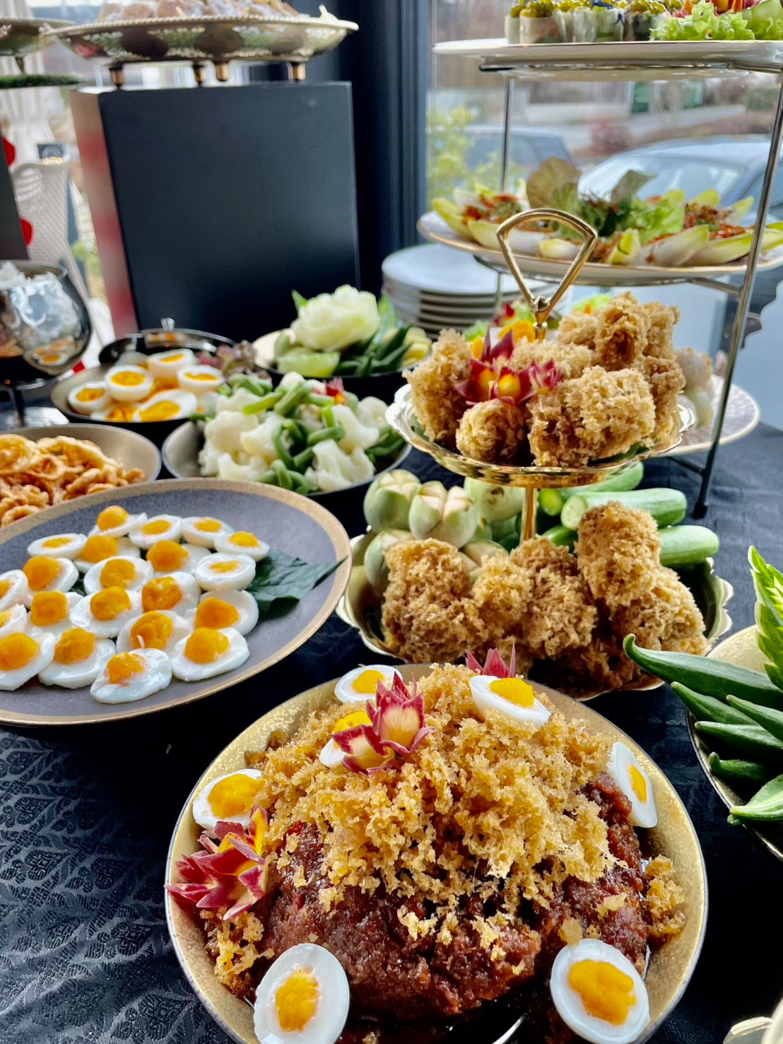 Etagère mit Thai Vorspeisen und Häppchen