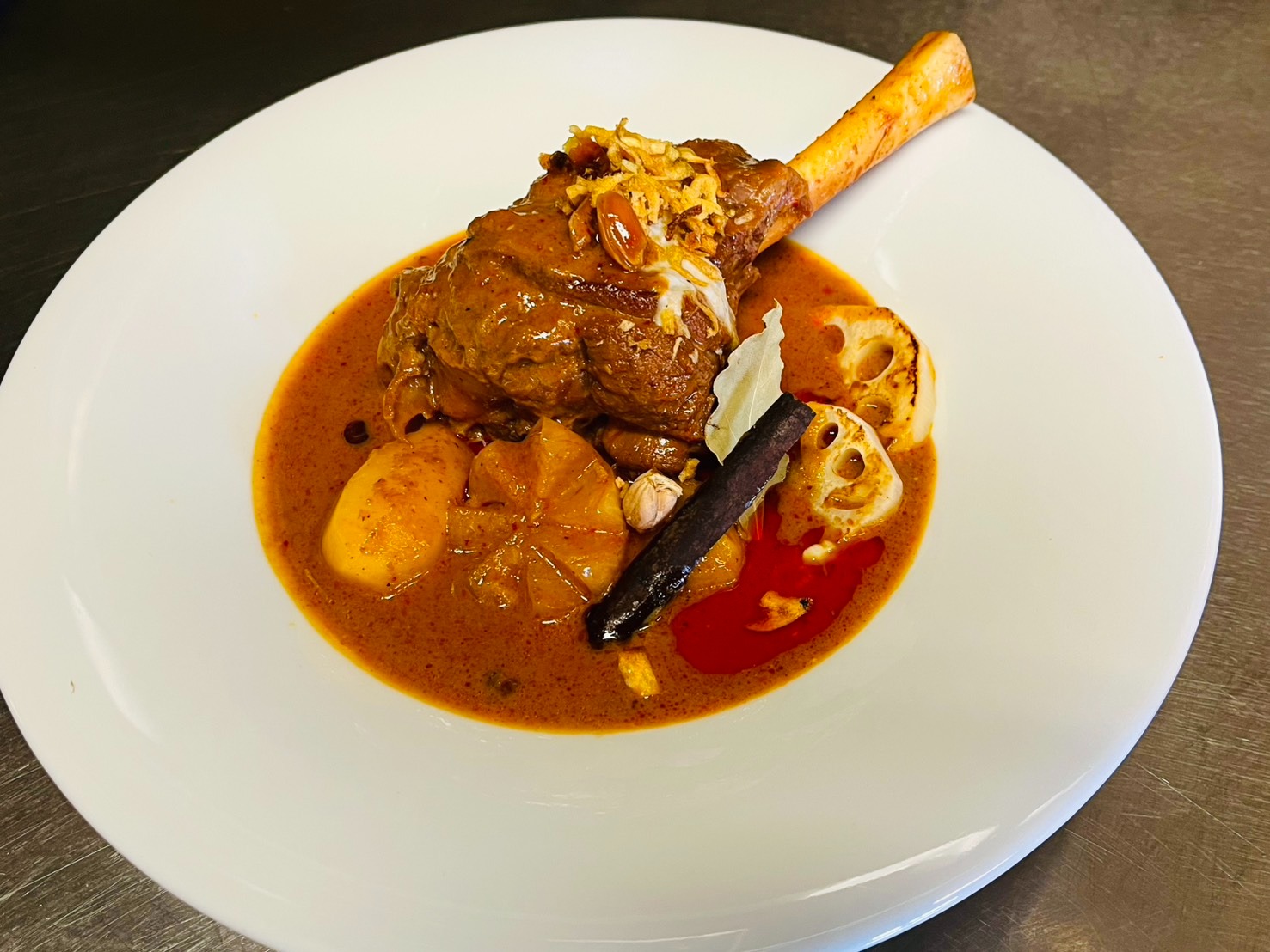 Geschmortes Lamm in rotem Thai Curry