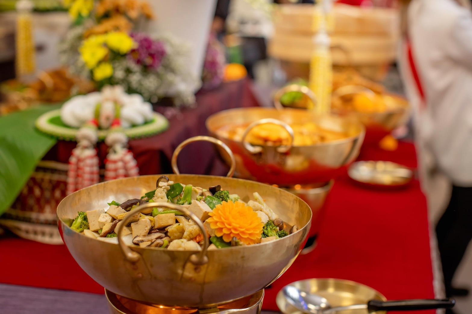 Goldene Schalen mit Thai Wok-Gerichten und Curries