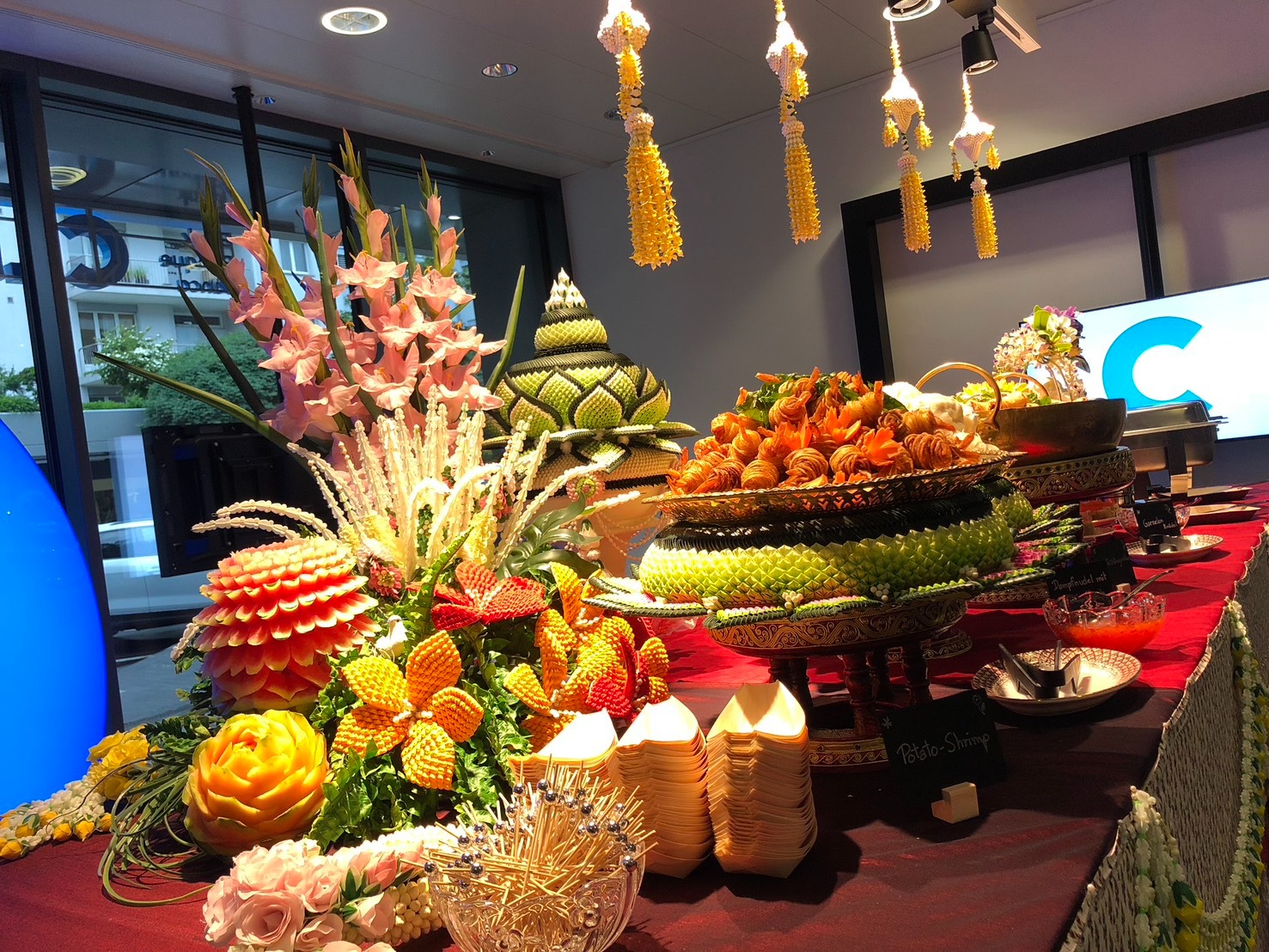 Kunstvolles Thai Catering Buffet mit Frucht- und Gemüseschnitzereien