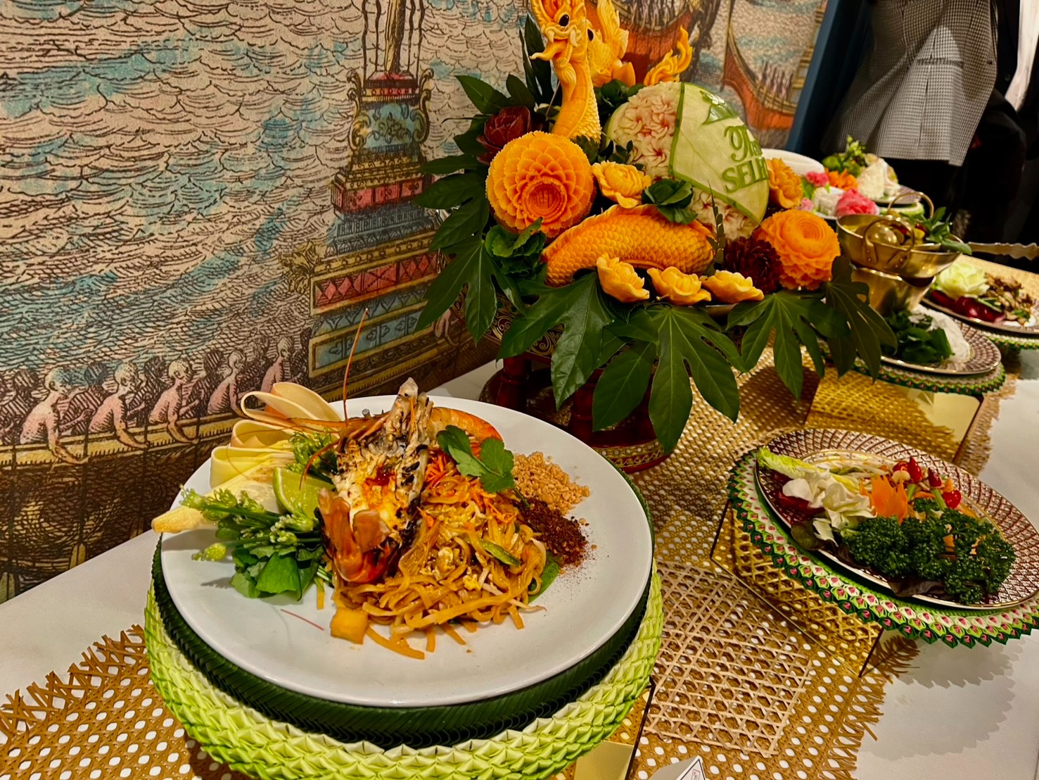 Pad Thai mit Riesengarnele und Thai Fruit Carving