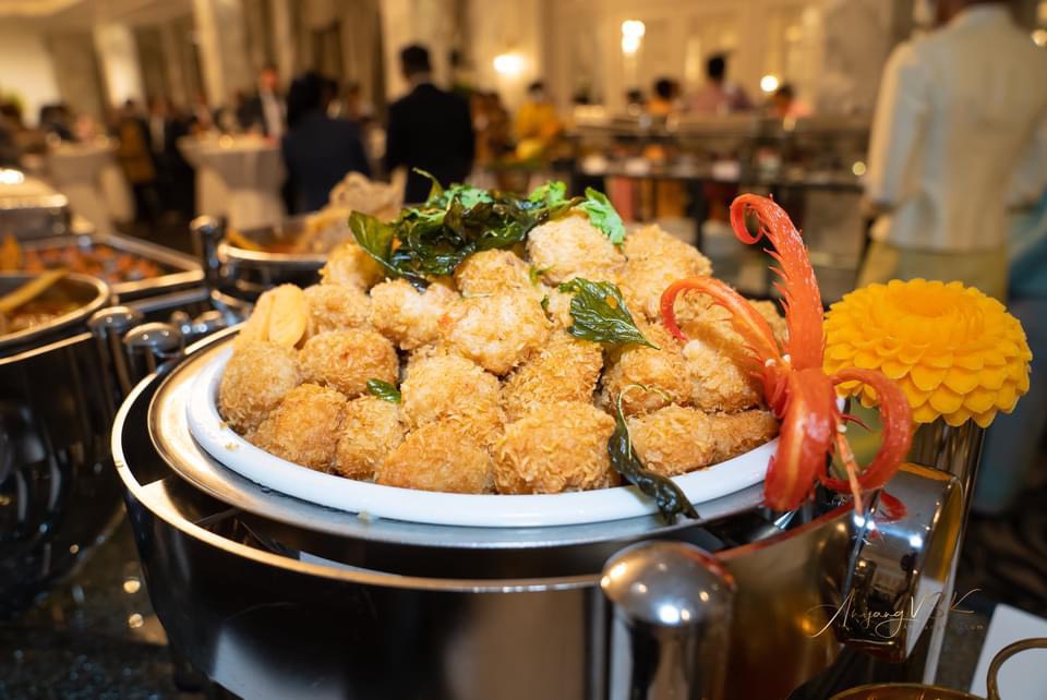 Goldene Schale mit knusprig frittierten Thai Häppchen