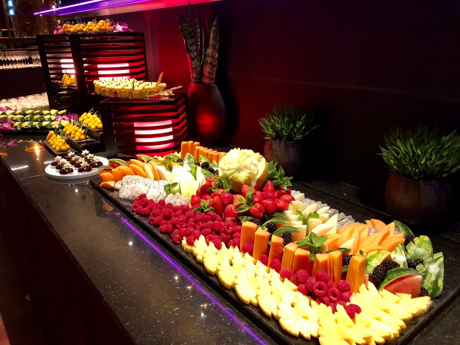Dessert- und Früchtebuffet mit farbigem Ambiente