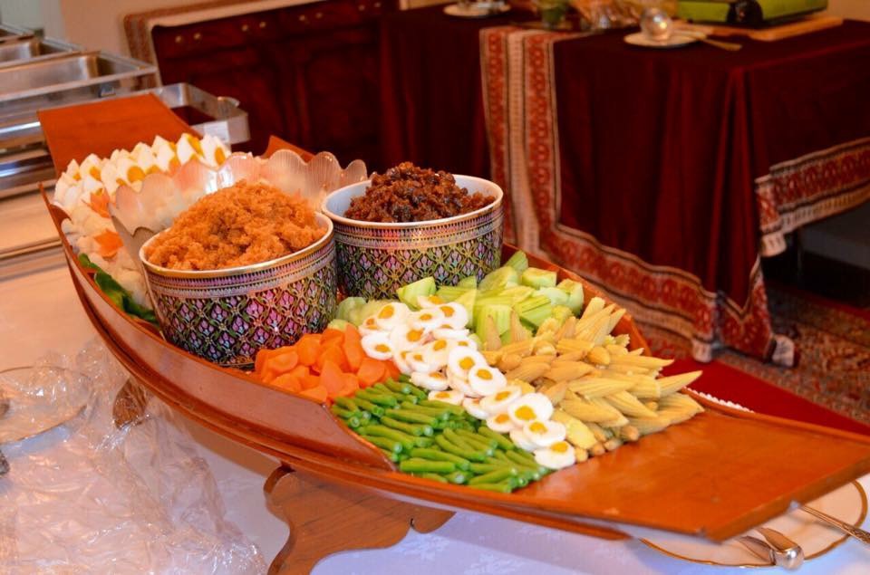 Traditionelles Thai Boot mit Currypasten und Gemüse
