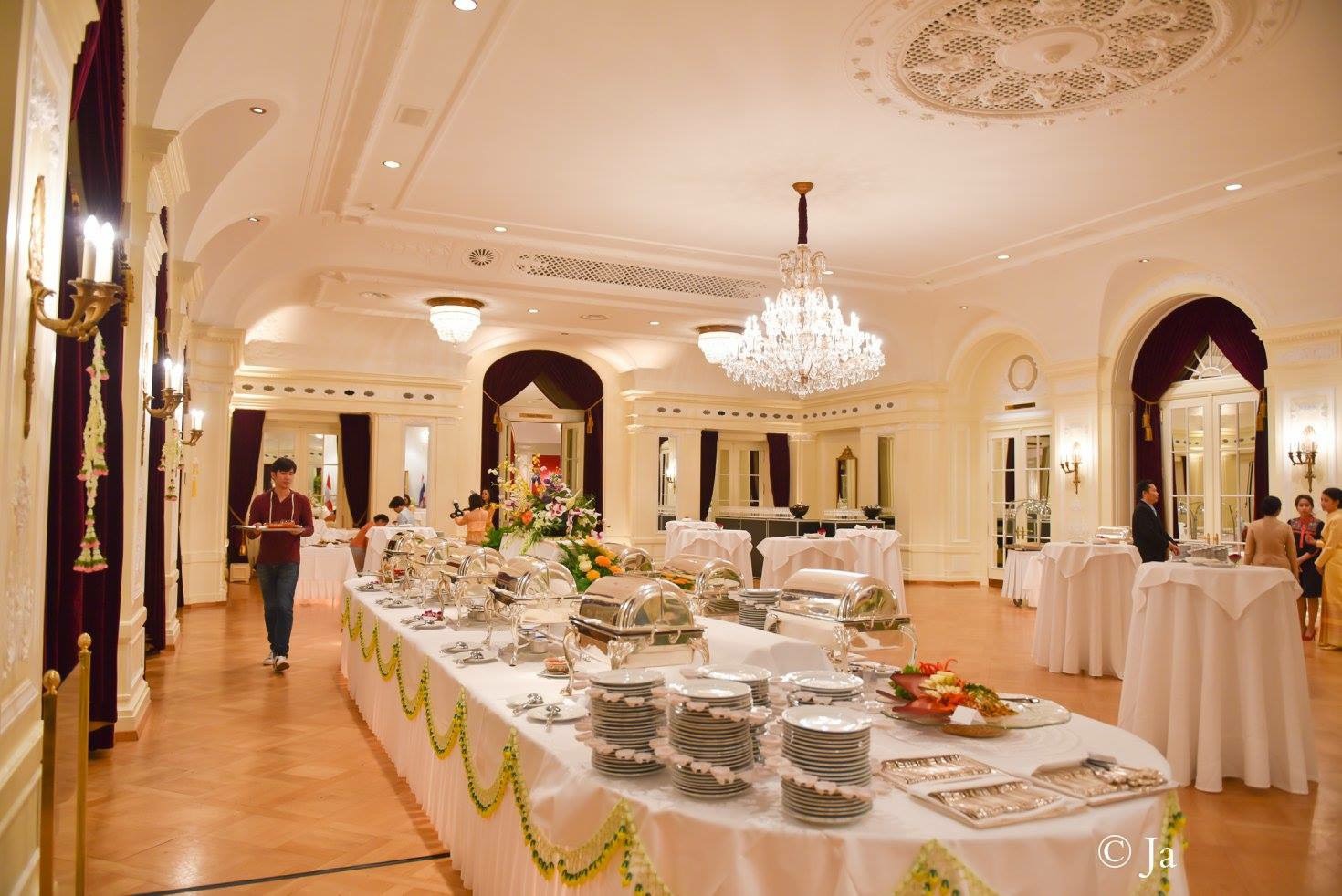 Elegantes Bankett mit Chafing Dishes im festlichen Saal