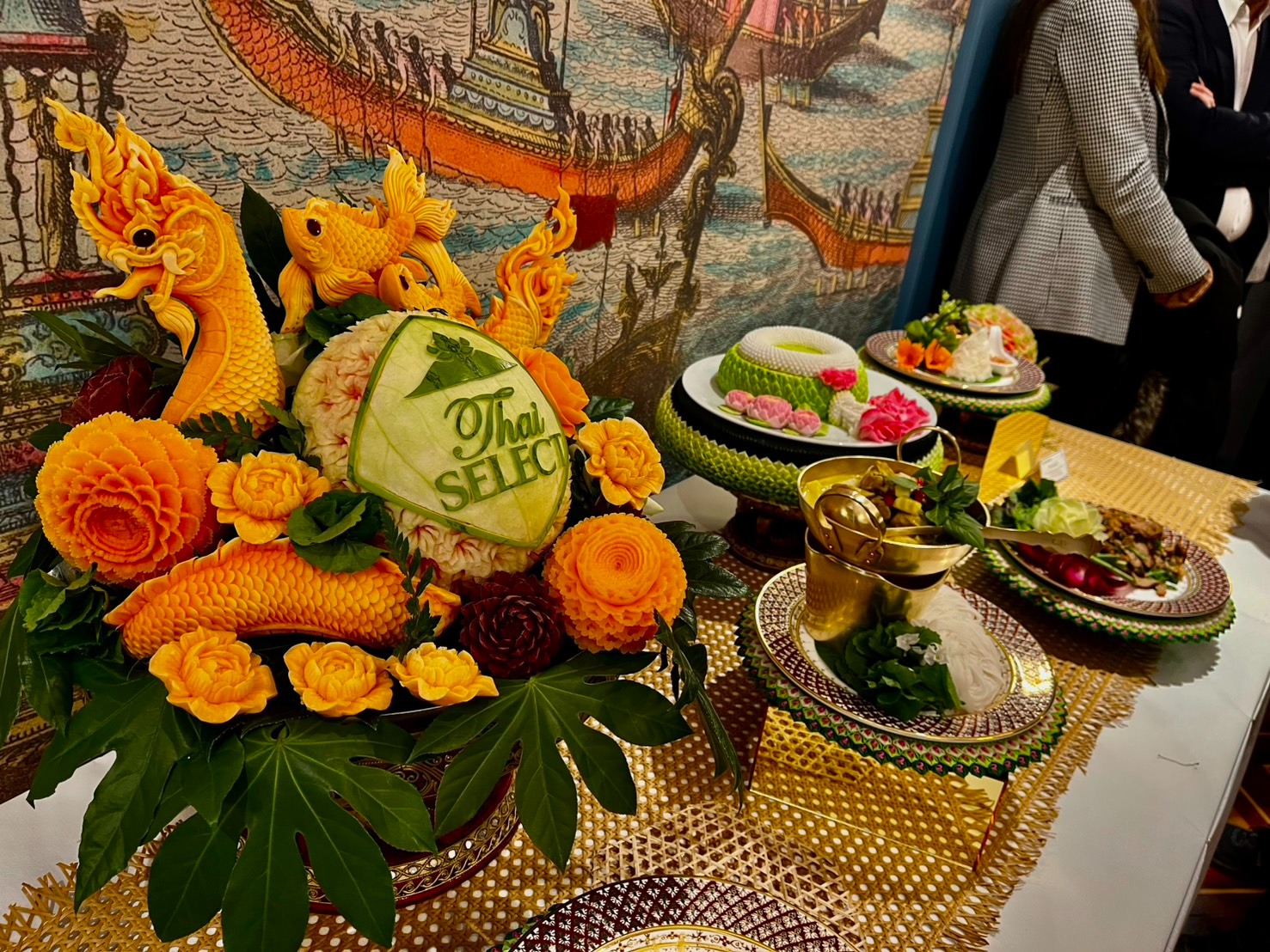 Thai Carving Kunstwerk mit Drachen und Fischen