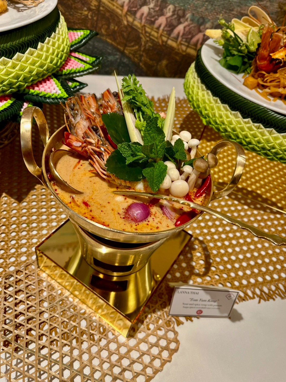 Tom Yam Kung Suppe im goldenen Topf