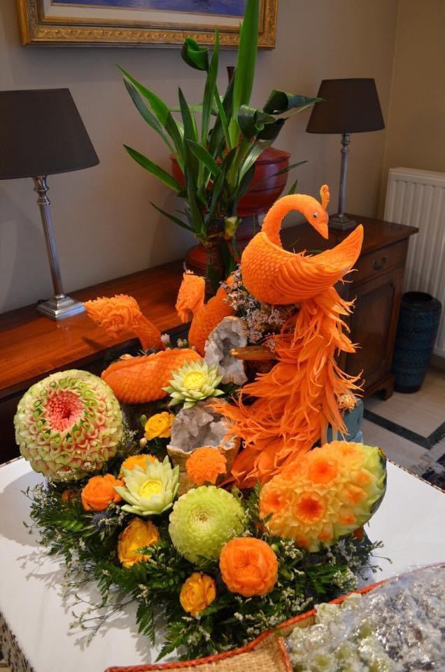 Carving Skulptur eines orangen Schwans