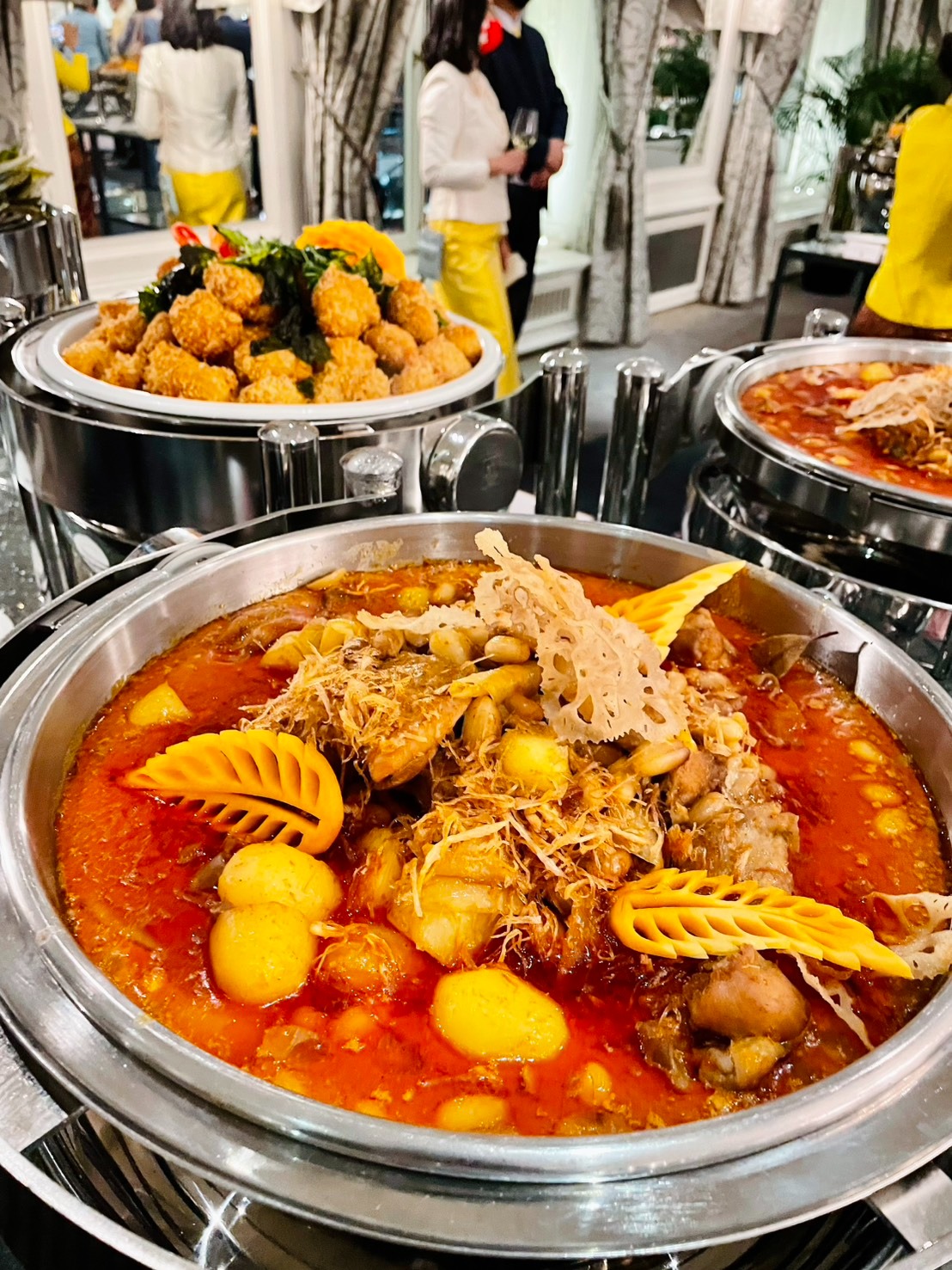 Thai Curry Buffet in silbernen Chafing Dishes